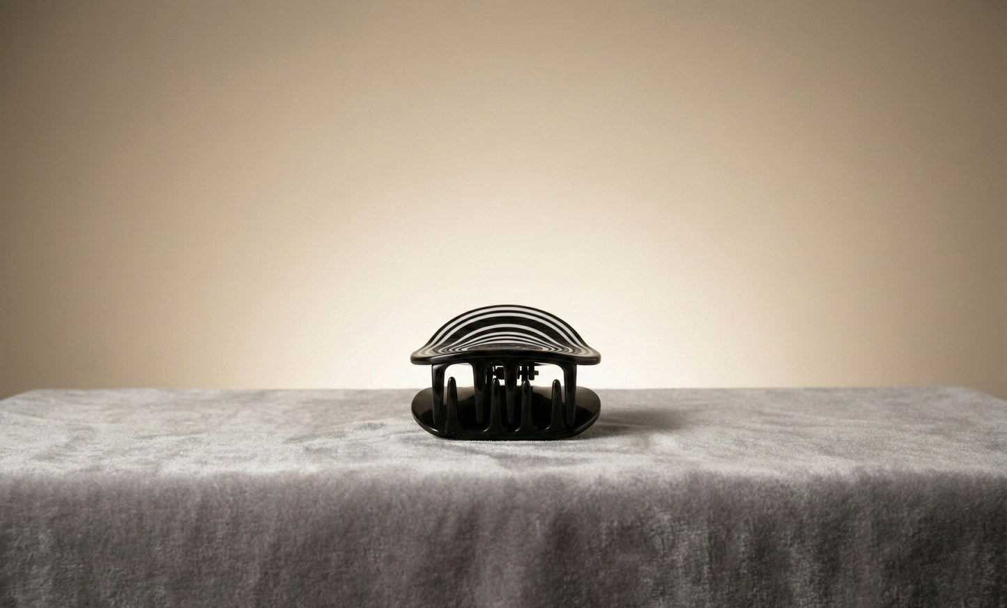 Retro Pop - Nostaljik Plak Tasarımlı Siyah Beyaz Toka